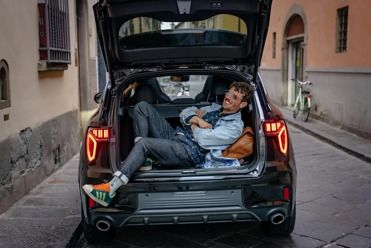 persoon die in de koffer ligt van een lynk & co auto